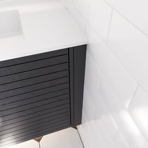 Große Badezimmerinspiration mit Badezimmermöbeln aus schwarzer Eiche mit eleganten Rillen, stilvollem Doppelwaschbecken, quadratischen Spiegeln und weißen Fliesen mit geometrischem Muster verleihen ein helles, symmetrisches und klassisches Aussehen.