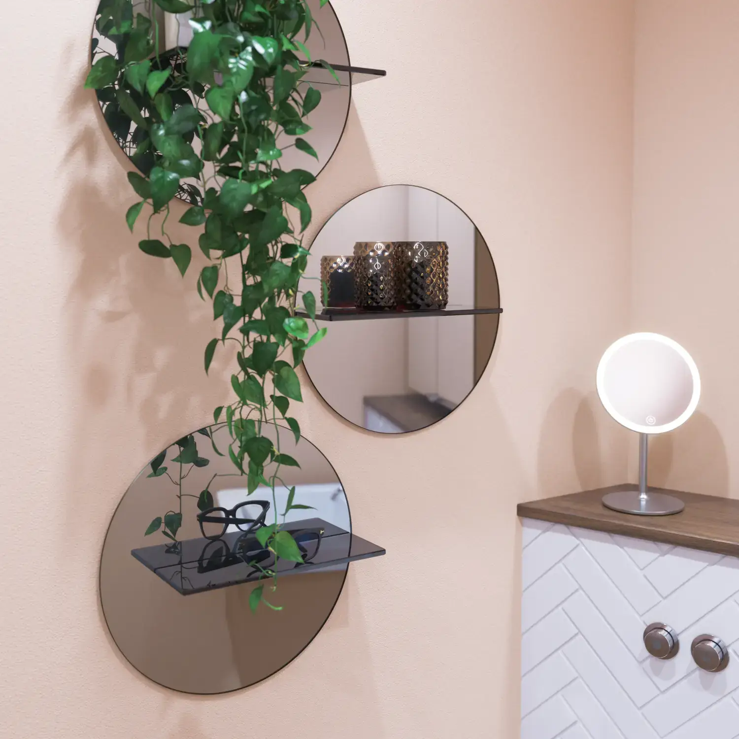 Kleine Badezimmerinspiration mit Waschbeckenunterschrank in Sonderfarbe mit integriertem Griff, Spiegelschrank mit Lampen, Dekorationsspiegel mit getöntem Glasregal, weiße Fischgrätfliesen für ein stilvolles und klassisches Aussehen.
