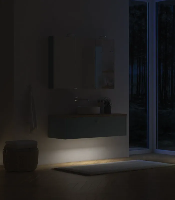 Große Badezimmerinspiration im nordischen Stil mit Badezimmerschränken in hellblauer Farbe und Holzarbeitsplatte mit elegantem Aufsatzwaschbecken, Fischgrät-Holzboden, der einen hellen und klassischen Stil schafft