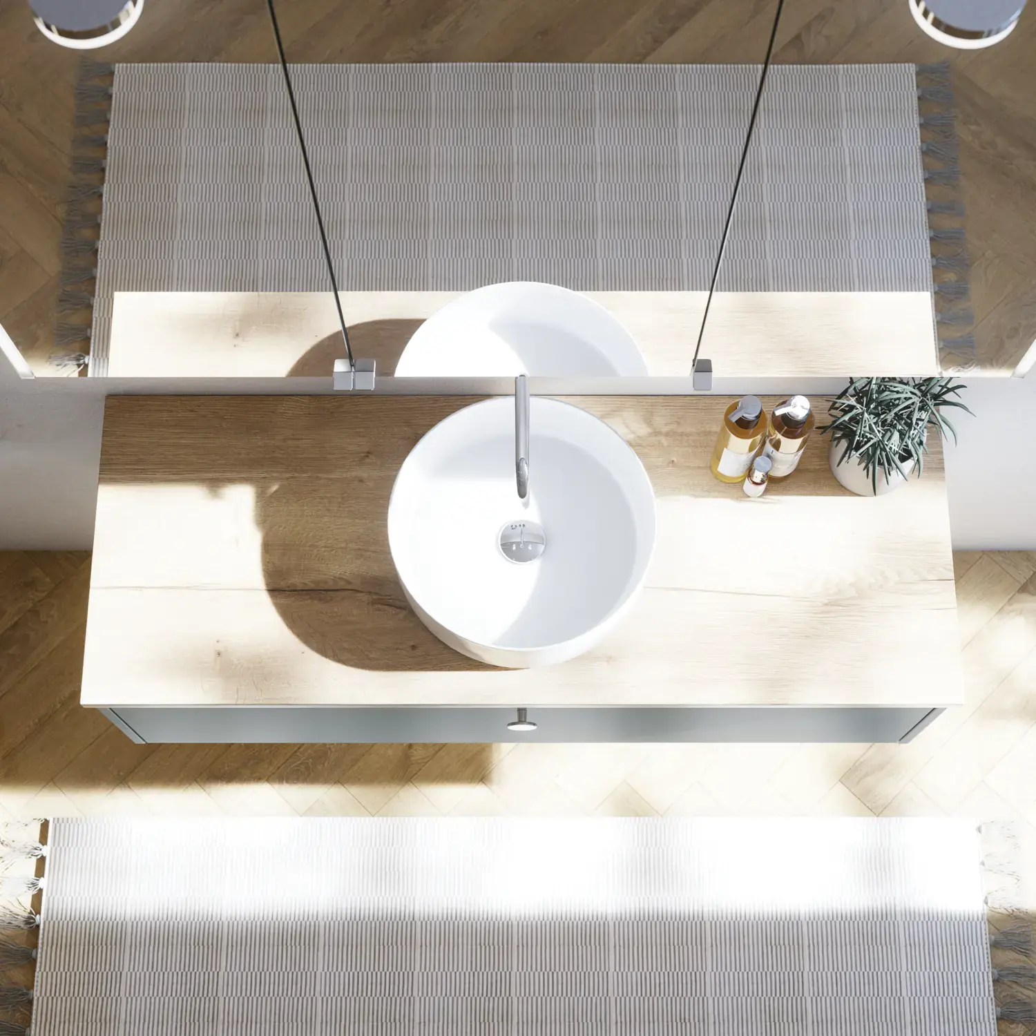 Große Badezimmerinspiration im nordischen Stil mit Badezimmerschränken in hellblauer Farbe und Holzarbeitsplatte mit elegantem Aufsatzwaschbecken, Fischgrät-Holzboden, der einen hellen und klassischen Stil schafft