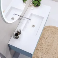 Großes und stilvolles Badezimmer mit Badezimmermöbeln in hellblauen Farben und nordischem Stil