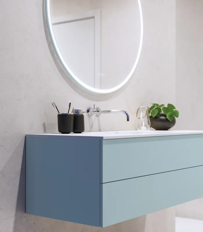 Großes und stilvolles Badezimmer mit Badezimmermöbeln in hellblauen Farben und nordischem Stil