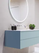 Großes und stilvolles Badezimmer mit Badezimmermöbeln in hellblauen Farben und nordischem Stil