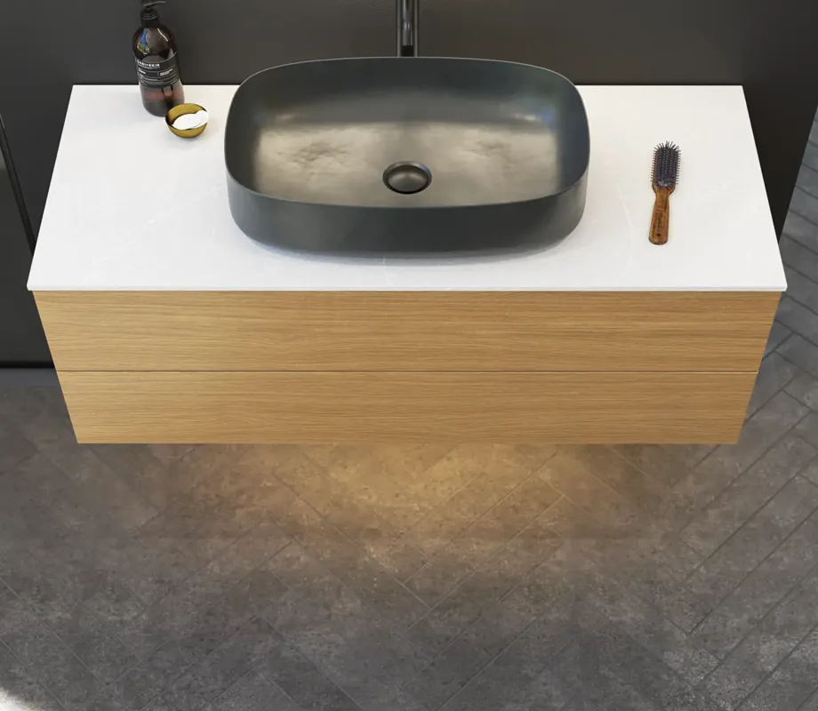 Minimalistische und stilvolle Badezimmer Inspiration mit Waschtischunterschrank, Unterschränken und Hochschränken aus goldener Eiche, großem rundem Spiegel mit Lichtsteuerung, farbigem WC und Aufsatzwaschbecken