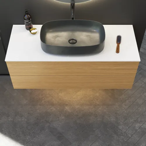 Minimalistische und stilvolle Badezimmer Inspiration mit Waschtischunterschrank, Unterschränken und Hochschränken aus goldener Eiche, großem rundem Spiegel mit Lichtsteuerung, farbigem WC und Aufsatzwaschbecken