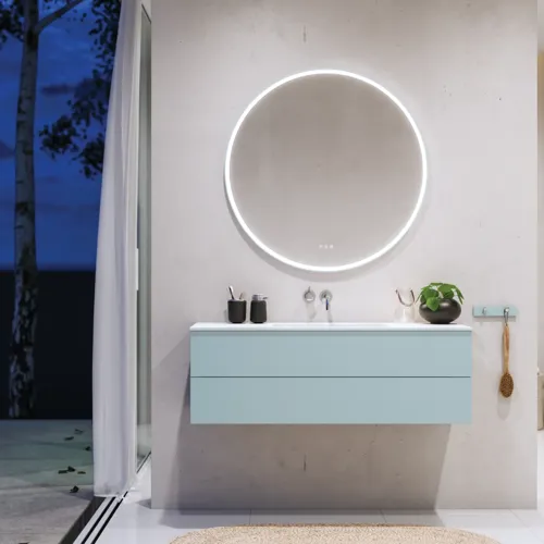 Großes und stilvolles Badezimmer mit Badezimmermöbeln in hellblauen Farben und nordischem Stil