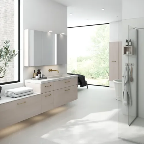 Helles und schönes Badezimmer mit Duschecke und Arbeitsplatte aus Silestone