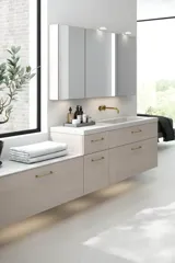 Helles und schönes Badezimmer mit Duschecke und Arbeitsplatte aus Silestone