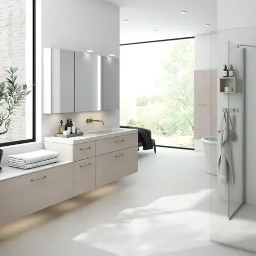 Helles und schönes Badezimmer mit Duschecke und Arbeitsplatte aus Silestone