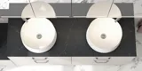 Romantische Badezimmer Inspiration mit Spiegelschrank, der praktische und anmutige Aufbewahrungslösungen bietet, doppelte Aufsatzwaschbecken auf einer Steinplatte.