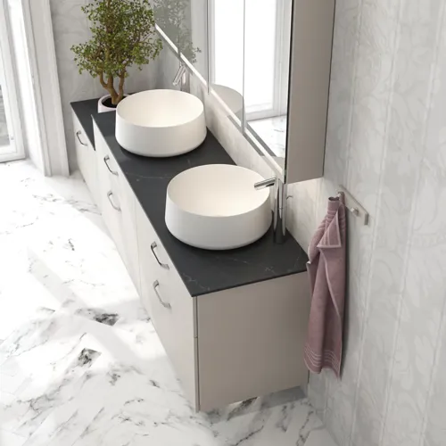 Romantische Badezimmer Inspiration mit Spiegelschrank, der praktische und anmutige Aufbewahrungslösungen bietet, doppelte Aufsatzwaschbecken auf einer Steinplatte.