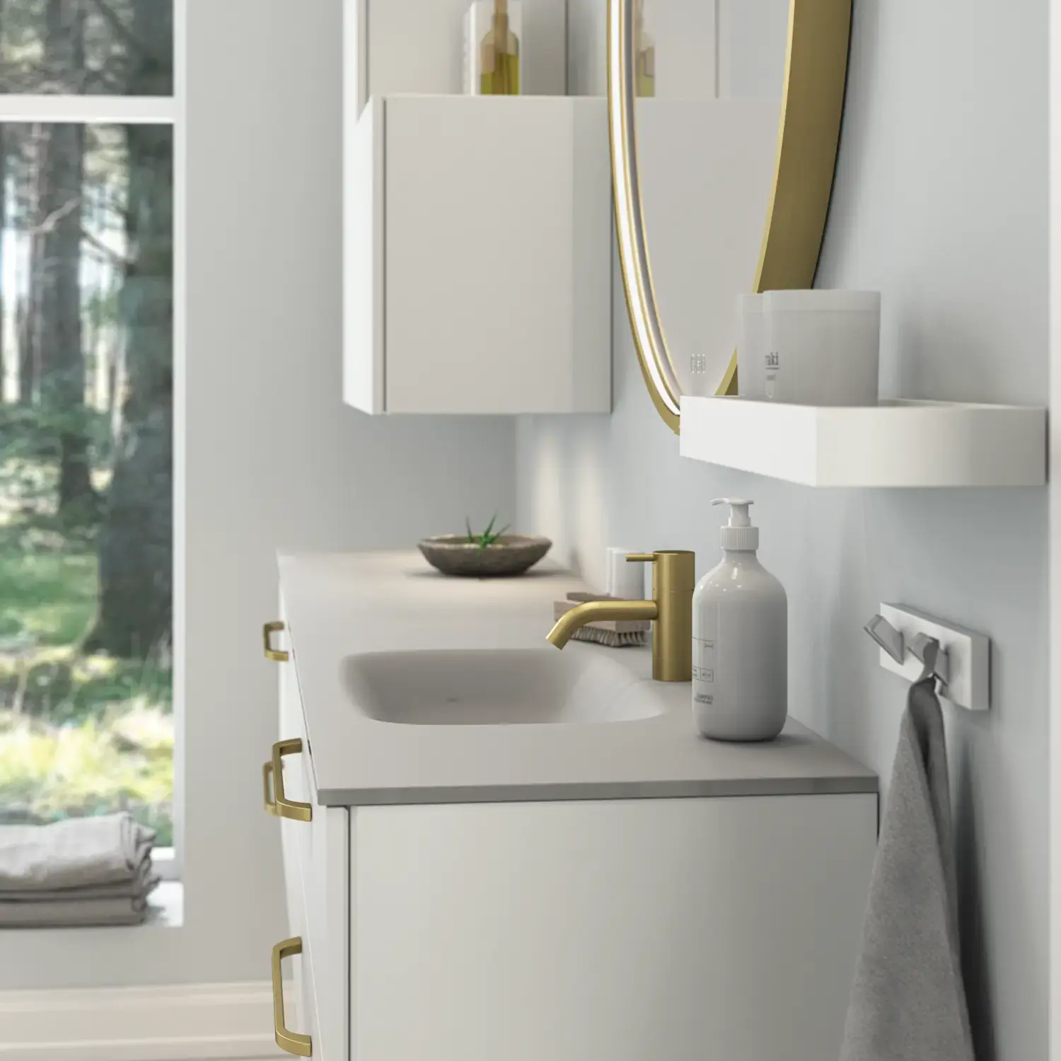 Großes und romantisches Badezimmer mit rundem Spiegel mit Goldverzierung