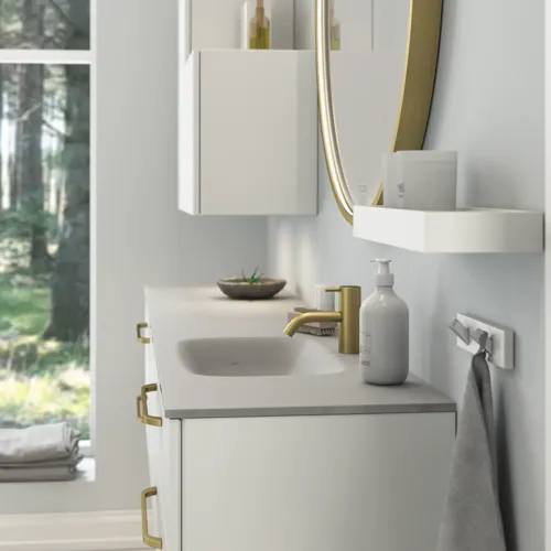 Großes und romantisches Badezimmer mit rundem Spiegel mit Goldverzierung