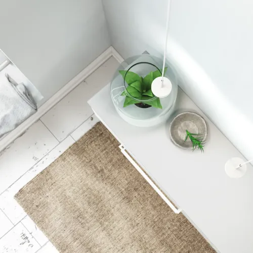 Großes und romantisches Badezimmer mit rundem Spiegel mit Goldverzierung