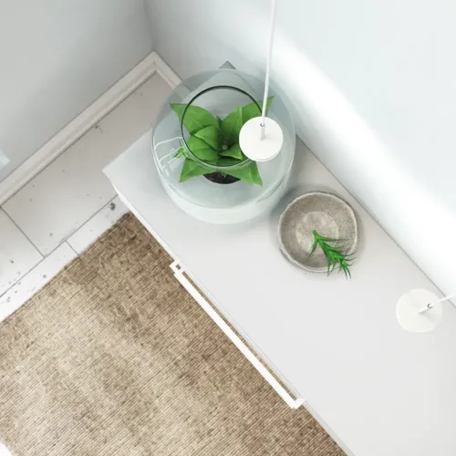 Großes und romantisches Badezimmer mit rundem Spiegel mit Goldverzierung