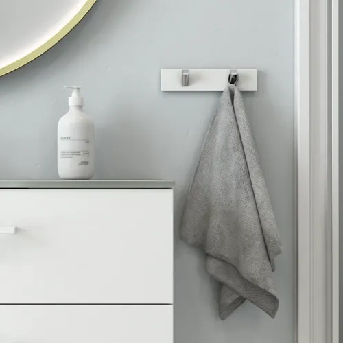 Großes und romantisches Badezimmer mit rundem Spiegel mit Goldverzierung