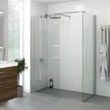 Große Badezimmer-Inspiration mit Waschtischunterschrank aus brauner Eiche, schönem Doppelwaschbecken, elegantem Spiegelschrank mit integriertem Licht und begehbarer Dusche mit Satin-Details, große helle Fliesen schaffen einen hellen und modernen Look.