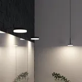 Badezimmerinspiration mit modernen schwarzen Lampen, die den minimalistischen und eleganten Stil des Badezimmers mit gedämpftem Licht betonen.