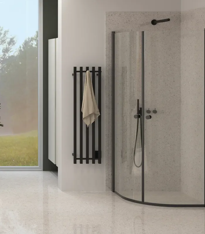 Große Badezimmer-Inspiration mit maßgefertigten Waschtischunterschränken und integrierten Griffen, runden Spiegeln für ein symmetrisches Aussehen, abgerundeten Duschtüren, elektrischem Handtuchwärmer und stilvollen grünen Farbtönen.