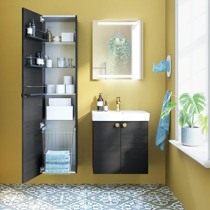 Kleine Badinspiration mit Badmöbeln in schwarzer Struktur mit elegantem Waschbecken, praktischem und stilvollem Dekor und runden Messinggriffen, quadratischem Spiegel mit integriertem Licht für einen modernen Look.