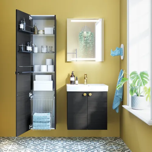 Kleine Badinspiration mit Badmöbeln in schwarzer Struktur mit elegantem Waschbecken, praktischem und stilvollem Dekor und runden Messinggriffen, quadratischem Spiegel mit integriertem Licht für einen modernen Look.