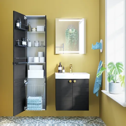 Kleine Badinspiration mit Badmöbeln in schwarzer Struktur mit elegantem Waschbecken, praktischem und stilvollem Dekor und runden Messinggriffen, quadratischem Spiegel mit integriertem Licht für einen modernen Look.