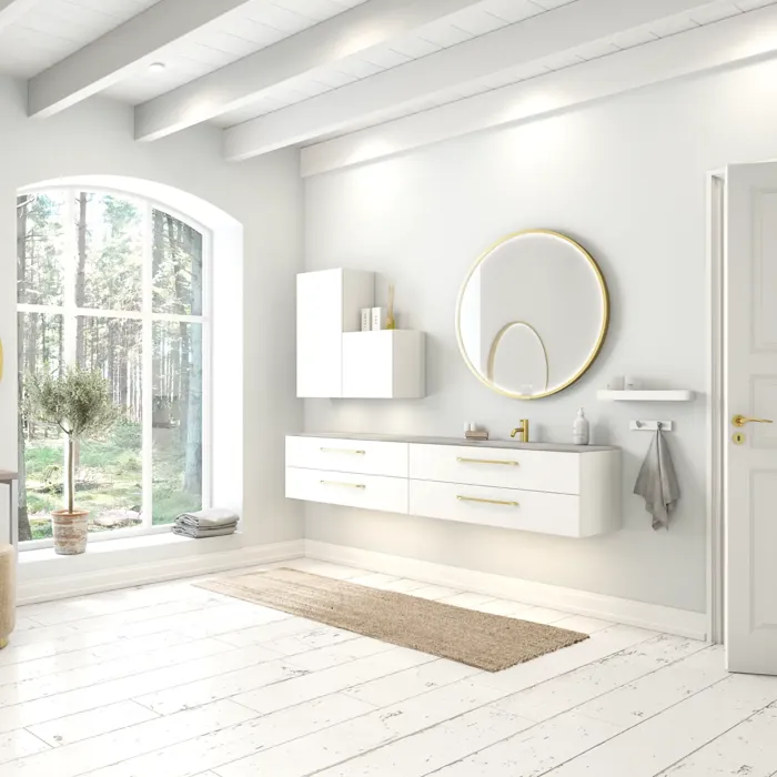 Großes und romantisches Badezimmer mit rundem Spiegel mit Goldverzierung