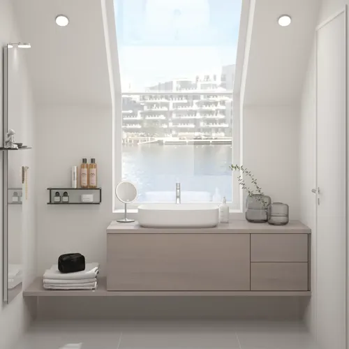 Kleine Badezimmer-Inspiration mit maßgefertigter Arbeitsplatte, eleganter Aufsatzwaschbecken und quadratischem Zierspiegel, der einen hellen und modernen Raum schafft.