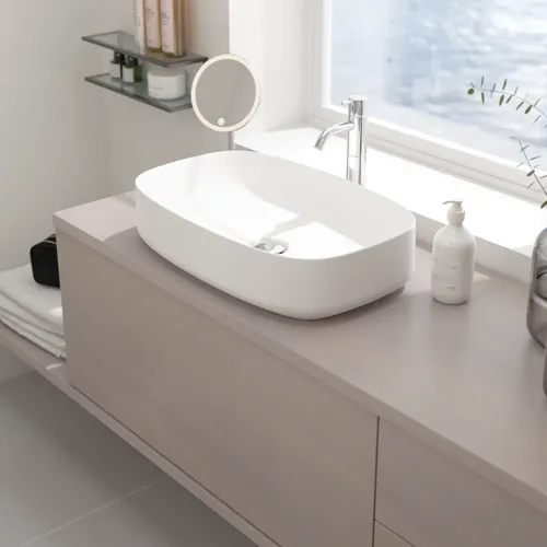 Kleine Badezimmer-Inspiration mit maßgefertigter Arbeitsplatte, eleganter Aufsatzwaschbecken und quadratischem Zierspiegel, der einen hellen und modernen Raum schafft.