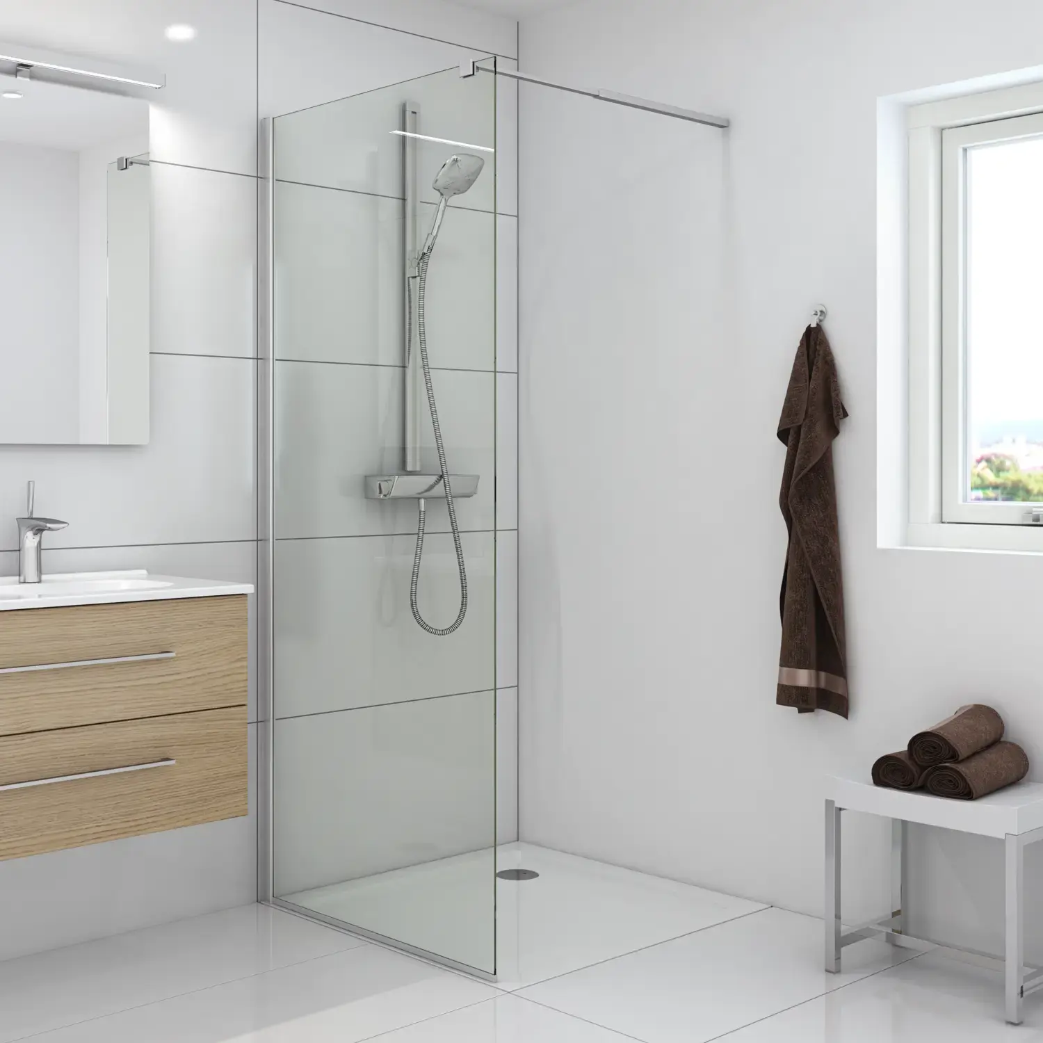 Badezimmer-Inspiration mit Waschtisch aus hellem Holz, schönem Waschbecken, quadratischem Spiegel mit Lampe und fester Duschwand aus Klarglas mit satiniertem Profil, große weiße Fliesen sorgen für einen hellen und modernen Look.