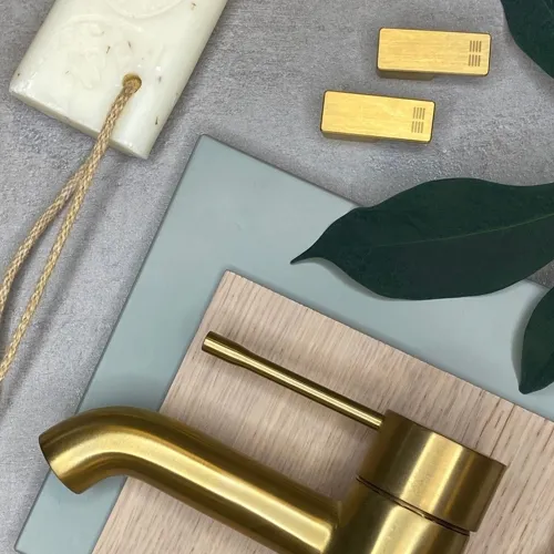 Moodboard fürs Badezimmer mit blauer Fliese, heller Holzdekor, Messingarmatur und Messingdetails – eine warme und exklusive Farbkombination.