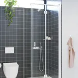 Badezimmer-Inspiration mit einer Duschwand mit fester Wand und Falttür aus Klarglas und Satin, die für ein helles und modernes Aussehen sorgt.