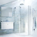 Badezimmer-Inspiration mit weißem Waschtisch mit quadratischem Spiegel, abgerundeten Duschtüren aus Klarglas und Profilen aus Satin, mit praktischem und stilvollem elektrischem Handtuchtrockner und Badregal.