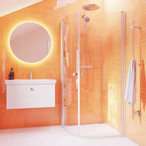 Badezimmer-Inspiration mit weißem Waschtisch mit rundem Spiegel, abgerundeten Duschtüren aus Klarglas und Profilen aus Satin, mit praktischem und stilvollem elektrischem Handtuchtrockner und Badregal.