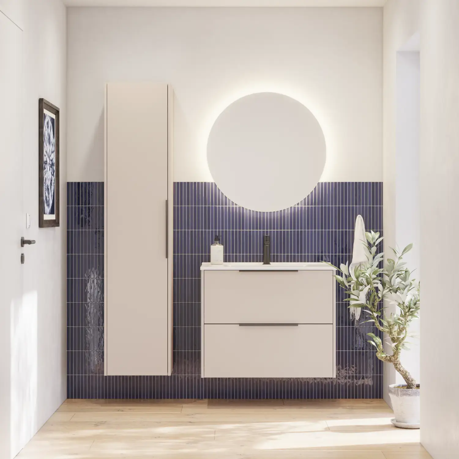 Badezimmer-Inspiration mit länglichen blauen Fliesen, elegantem beigen Waschtischunterschrank und Hochschrank mit schwarzen, minimalistischen und länglichen Griffen und rundem Spiegel mit Licht.