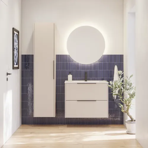 Badezimmer-Inspiration mit länglichen blauen Fliesen, elegantem beigen Waschtischunterschrank und Hochschrank mit schwarzen, minimalistischen und länglichen Griffen und rundem Spiegel mit Licht.