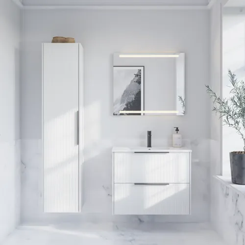 Inspiration für ein Badezimmer mit Marmorböden und -wänden, einem eleganten weißen Waschtischunterschrank und einem Hochschrank mit schönen schmalen Streifen und minimalistischen schwarzen, sowie einem modernen quadratischen Spiegel mit Beleuchtung.