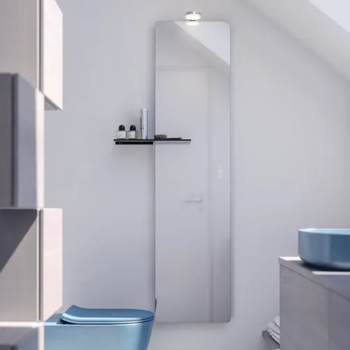 Kleine Badezimmer-Inspiration mit maßgefertigter Arbeitsplatte, eleganter blauer Aufsatzwaschbecken und quadratischem Zierspiegel, der einen hellen und modernen Raum schafft.