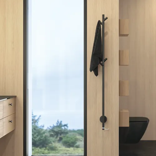 Stilvolles Badezimmer im skandinavischen und Japandi-Stil mit hellen Holzwänden, rundem Spiegel und minimalistischen Badezimmermöbeln.