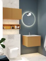 Kleines, stilvolles Badezimmer mit dunkelblauen Wänden, weichen gelben Badezimmermöbeln mit Rillen und elegantem rundem Spiegel mit Lampe.