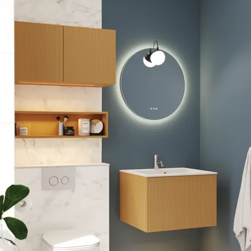 Kleines, stilvolles Badezimmer mit dunkelblauen Wänden, weichen gelben Badezimmermöbeln mit Rillen und elegantem rundem Spiegel mit Lampe.