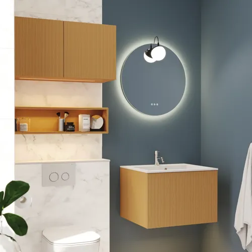 Kleines, stilvolles Badezimmer mit dunkelblauen Wänden, weichen gelben Badezimmermöbeln mit Rillen und elegantem rundem Spiegel mit Lampe.
