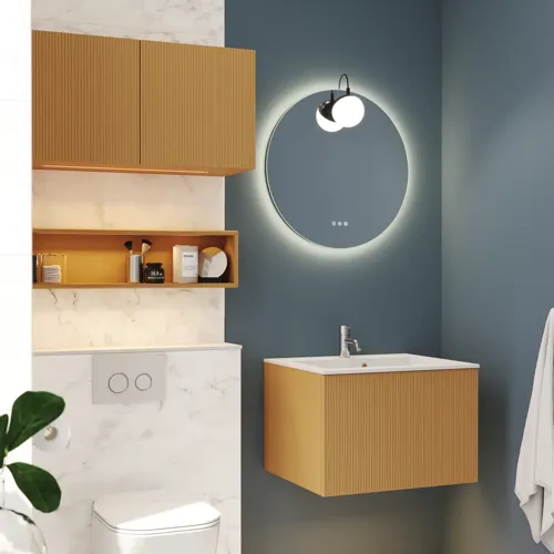 Kleines, stilvolles Badezimmer mit dunkelblauen Wänden, weichen gelben Badezimmermöbeln mit Rillen und elegantem rundem Spiegel mit Lampe.