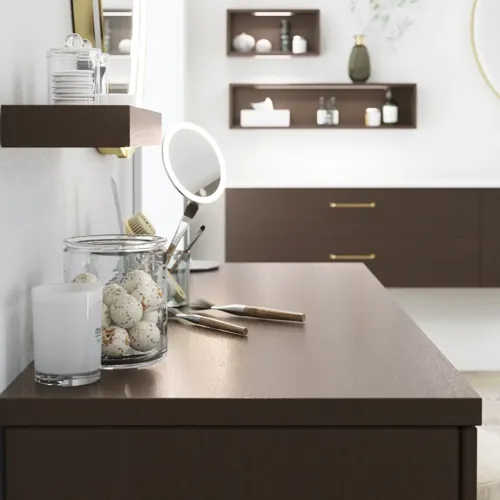 Badezimmer Inspiration im nordischen Stil mit Waschtischunterschrank und Unterschränken aus geräucherter Eiche, Schminkplatz, seitlich montiertem Waschbecken, rundem Spiegel mit Messingrahmen und sichtbaren charmanten Holzbalken.