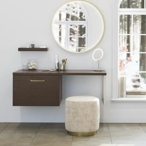 Badezimmer Inspiration im nordischen Stil mit Waschtischunterschrank und Unterschränken aus geräucherter Eiche, Schminkplatz, seitlich montiertem Waschbecken, rundem Spiegel mit Messingrahmen und sichtbaren charmanten Holzbalken.