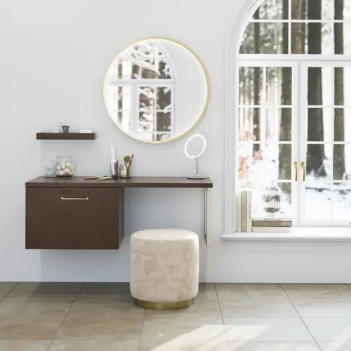 Badezimmer Inspiration im nordischen Stil mit Waschtischunterschrank und Unterschränken aus geräucherter Eiche, Schminkplatz, seitlich montiertem Waschbecken, rundem Spiegel mit Messingrahmen und sichtbaren charmanten Holzbalken.