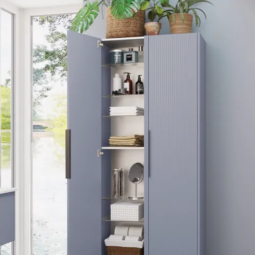 Badezimmerinspiration mit doppeltem Hochschrank in hellblau mit schmalen Streifen, modernen schwarzen Griffen und fünf verstellbaren Glasböden, die zusammen Eleganz und Praktikabilität in Ihr Badezimmer bringen.