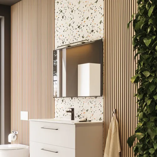 Inspiration für ein großes Badezimmer mit Badezimmermöbeln in mattem Weiß mit elegantem Waschbecken und quadratischem Spiegel mit schwarzem Rand und Lampe, Terrazzo-Wand und -Boden und Pflanzen an der Wand für einen modernen und anspruchsvollen Look.