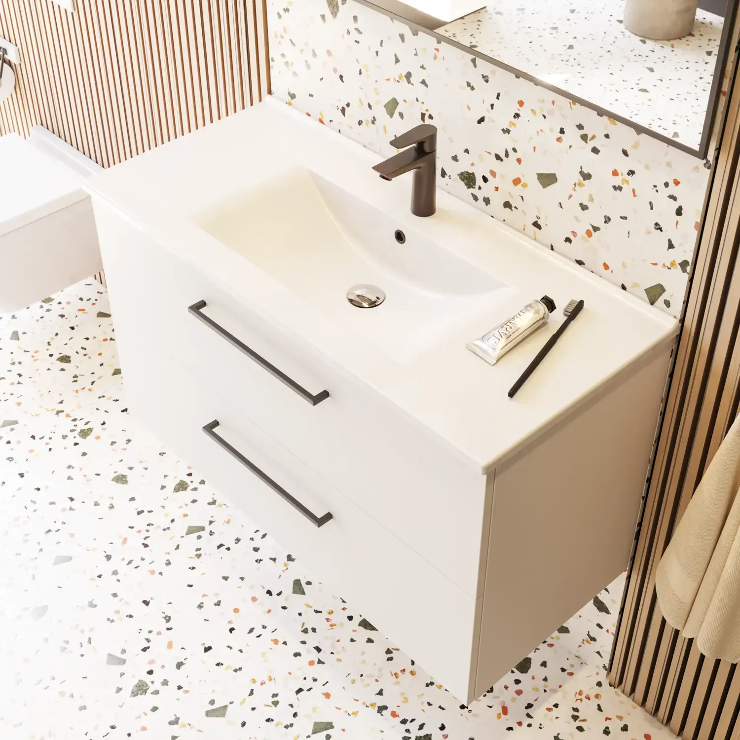 Inspiration für ein großes Badezimmer mit Badezimmermöbeln in mattem Weiß mit elegantem Waschbecken und quadratischem Spiegel mit schwarzem Rand und Lampe, Terrazzo-Wand und -Boden und Pflanzen an der Wand für einen modernen und anspruchsvollen Look.