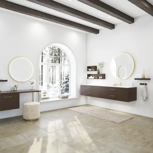 Badezimmer Inspiration im nordischen Stil mit Waschtischunterschrank und Unterschränken aus geräucherter Eiche, Schminkplatz, seitlich montiertem Waschbecken, rundem Spiegel mit Messingrahmen und sichtbaren charmanten Holzbalken.